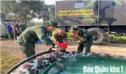 Bộ đội cấp nước sạch cho bà con vùng lũ Thái Nguyên